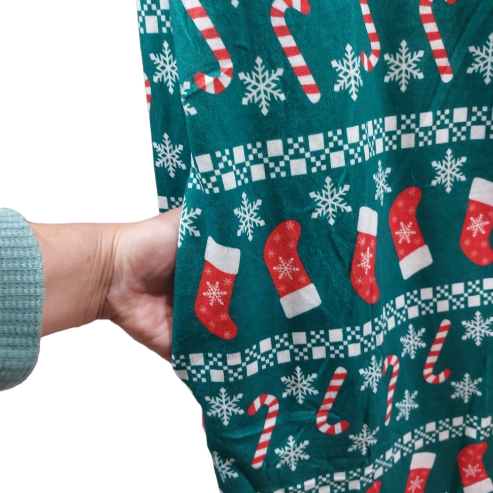 Christmas one piece pj's. Women's size xxl and there is a women's medium - Picture 2 of 5